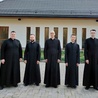 Przyszli neoprezbiterzy ze swoim opiekunem ks. Wojciechem Rebetą. 