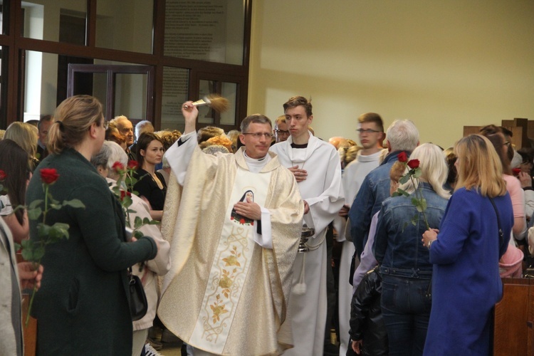 Bochnia. Wprowadzanie relikwii św. Rity do kościoła św. Pawła