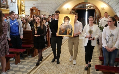 Młodzi wnieśli do kościoła ikonę Jezusa Chrystusa peregrynującą w czasie diecezjalnych dni młodzieży.