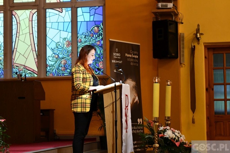 Czytają Biblię dzień i noc