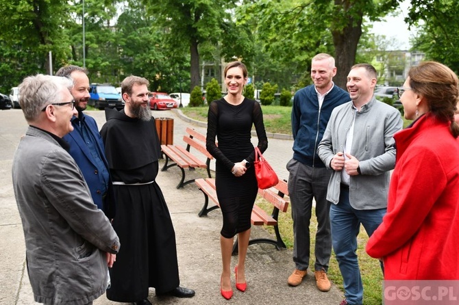 Czytają Biblię dzień i noc