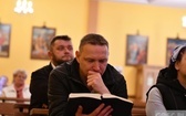 Czytają Biblię dzień i noc