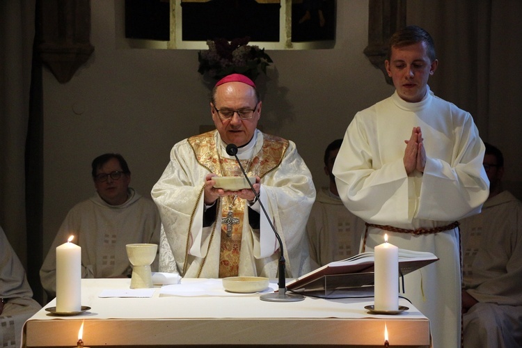 Pobłogosławienie ołtarza w kaplicy akademickiej u dominikanów