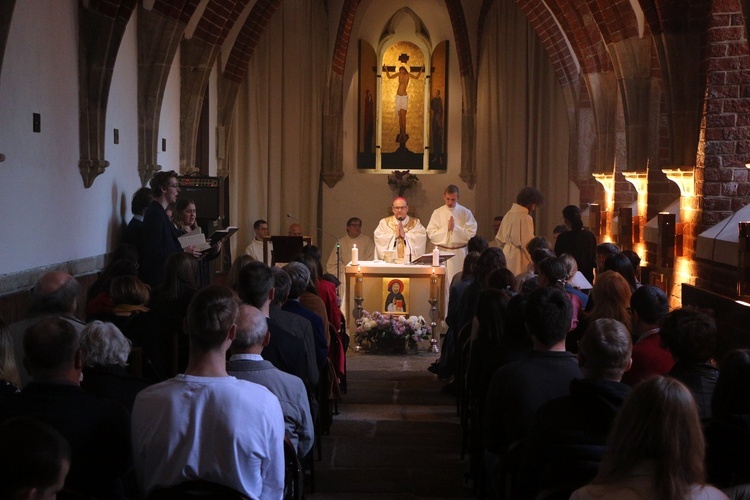 Pobłogosławienie ołtarza w kaplicy akademickiej u dominikanów