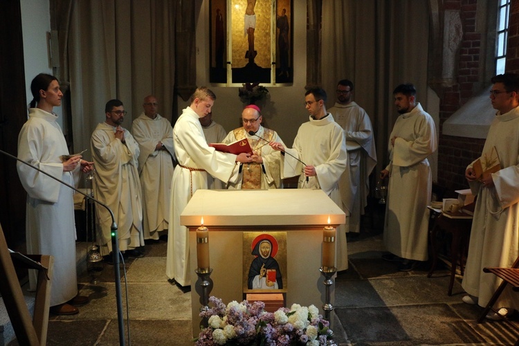 Pobłogosławienie ołtarza w kaplicy akademickiej u dominikanów