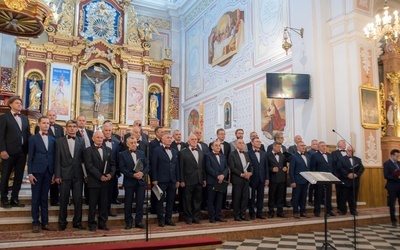 Śpiewacy dali jubileuszowy koncert, który rozpoczął hymn "Bogurodzica".