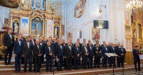 Śpiewacy dali jubileuszowy koncert, który rozpoczął hymn "Bogurodzica".