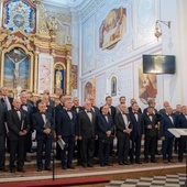 Śpiewacy dali jubileuszowy koncert, który rozpoczął hymn "Bogurodzica".