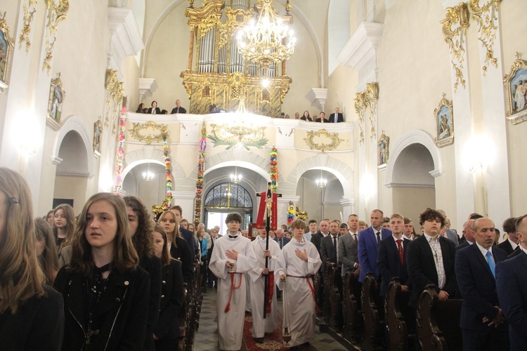 Bierzmowanie w kościele św. Jakuba w Tuchowie