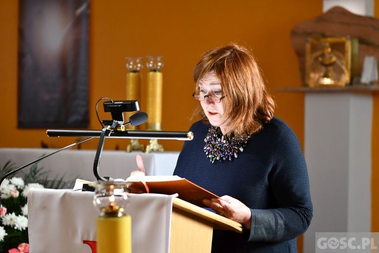 Czytają Biblię dzień i noc