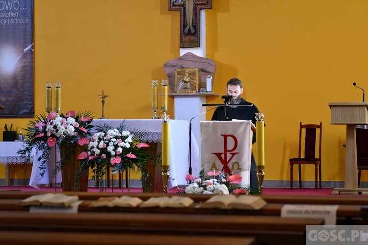 Czytają Biblię dzień i noc