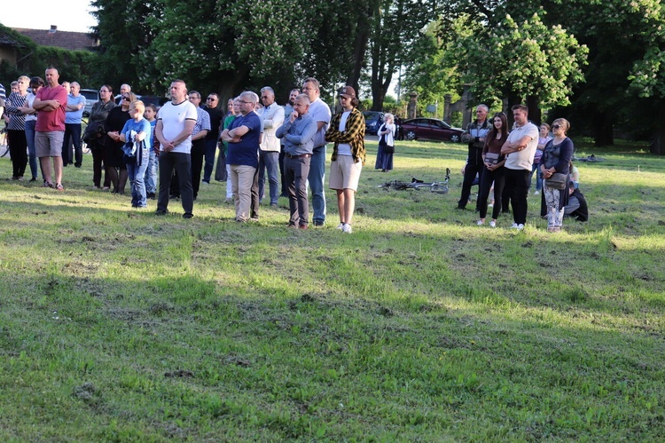 Breń. Poświęcenie odnowionej kapliczki