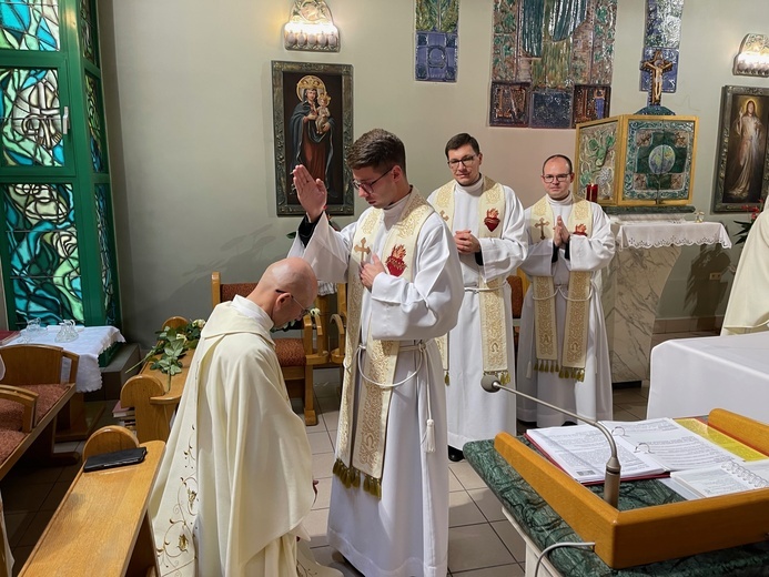 Neoprezbiterzy z błogosławieństwem prymicyjnym u księży emerytów