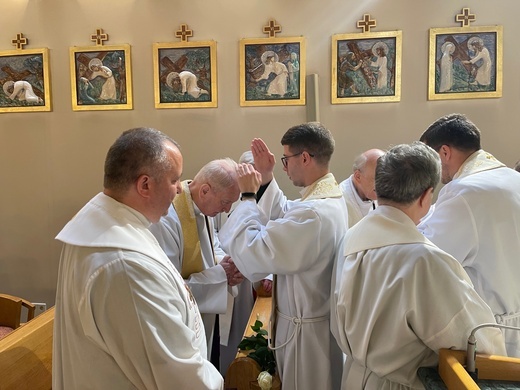 Neoprezbiterzy z błogosławieństwem prymicyjnym u księży emerytów