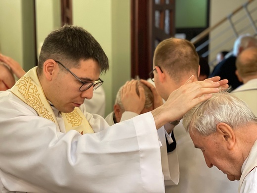 Neoprezbiterzy z błogosławieństwem prymicyjnym u księży emerytów