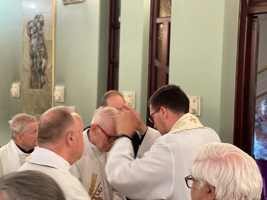 Neoprezbiterzy z błogosławieństwem prymicyjnym u księży emerytów