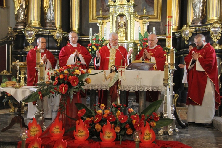 Bierzmowanie w kościele św. Jakuba w Tuchowie