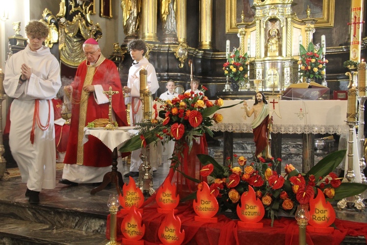 Bierzmowanie w kościele św. Jakuba w Tuchowie