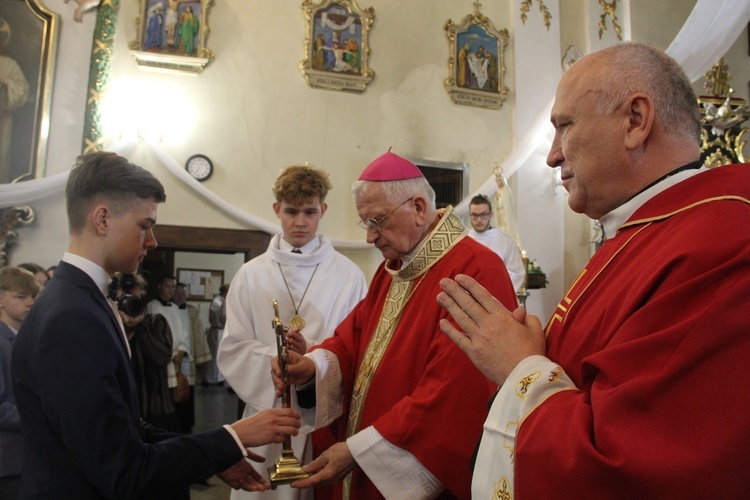 Bierzmowanie w kościele św. Jakuba w Tuchowie