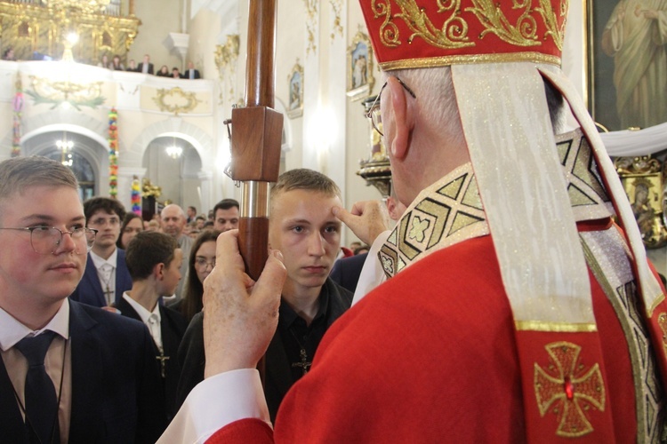 Bierzmowanie w kościele św. Jakuba w Tuchowie