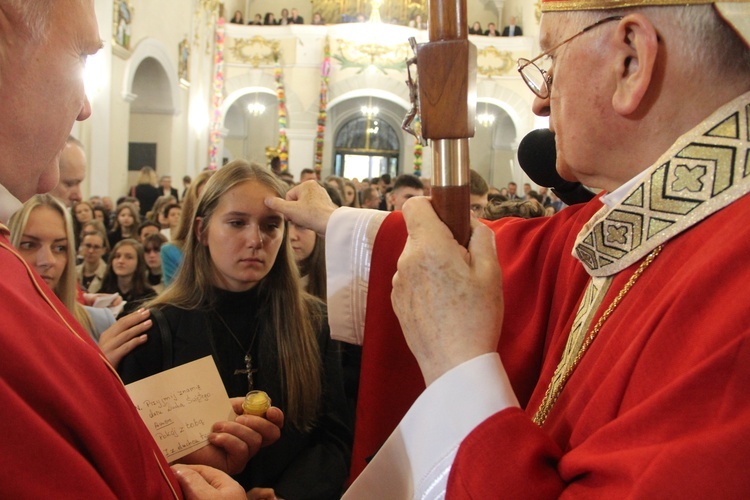 Bierzmowanie w kościele św. Jakuba w Tuchowie