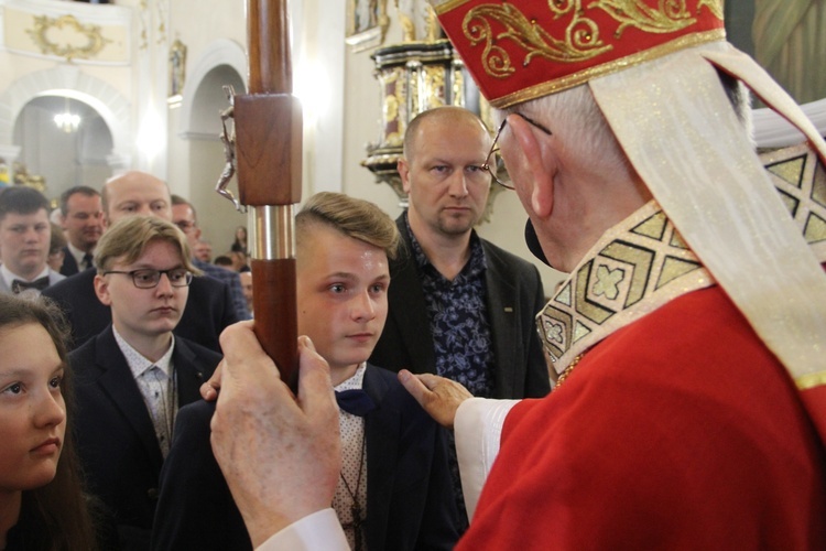 Bierzmowanie w kościele św. Jakuba w Tuchowie