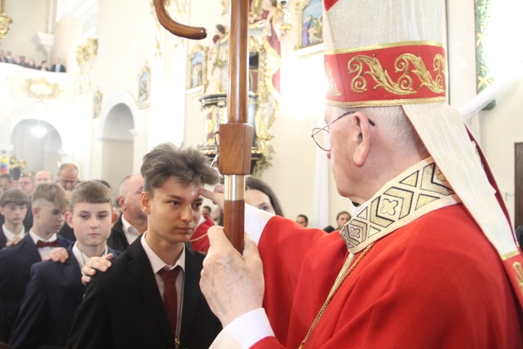 Bierzmowanie w kościele św. Jakuba w Tuchowie