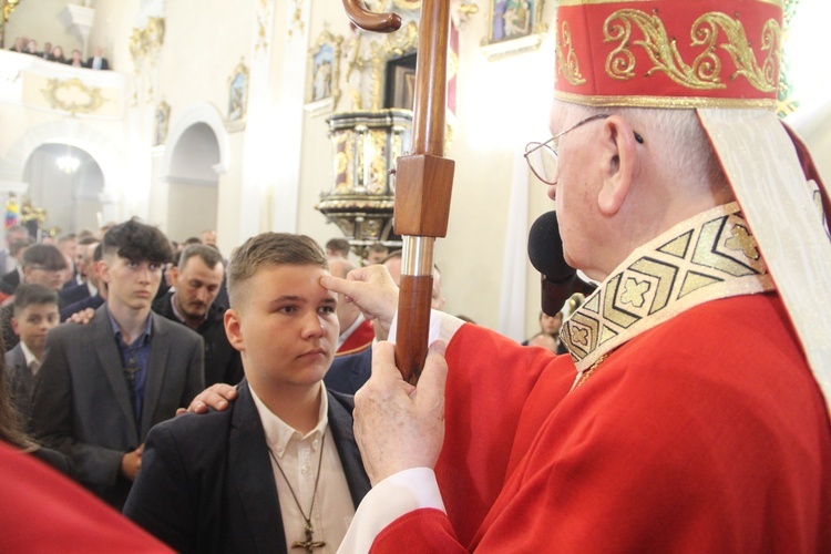 Bierzmowanie w kościele św. Jakuba w Tuchowie