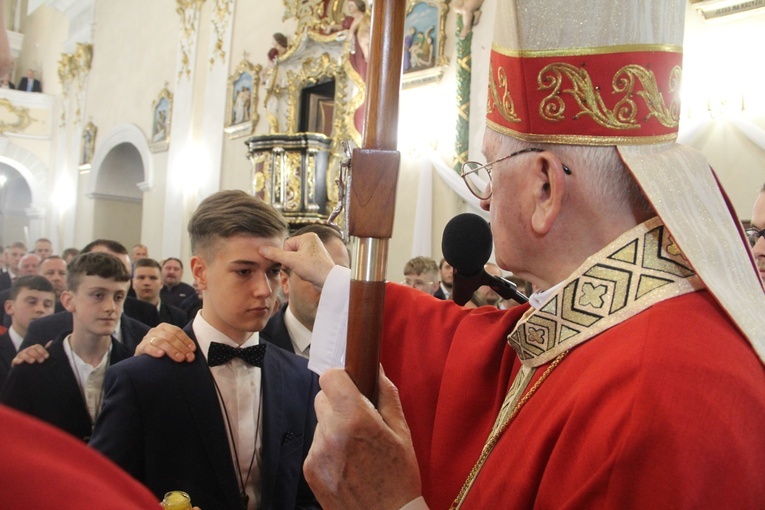 Bierzmowanie w kościele św. Jakuba w Tuchowie