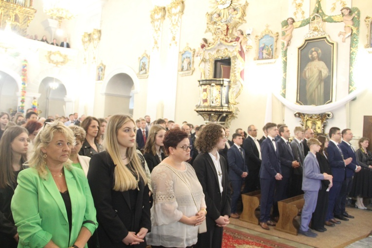 Bierzmowanie w kościele św. Jakuba w Tuchowie