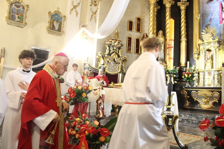 Bierzmowanie w kościele św. Jakuba w Tuchowie