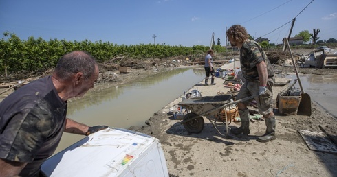 Włochy: Pierwsze przypadki problemów zdrowotnych u powodzian, ruszają szczepienia przeciw tężcowi