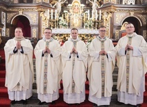 Neoprezbiterzy po uroczystej Eucharystii, podczas której przyjęli sakrament święceń.