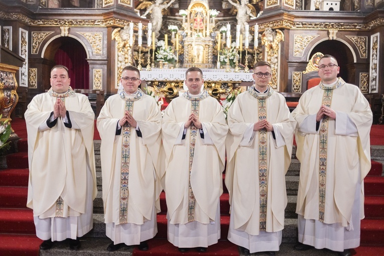 Neoprezbiterzy po uroczystej Eucharystii, podczas której przyjęli sakrament święceń.