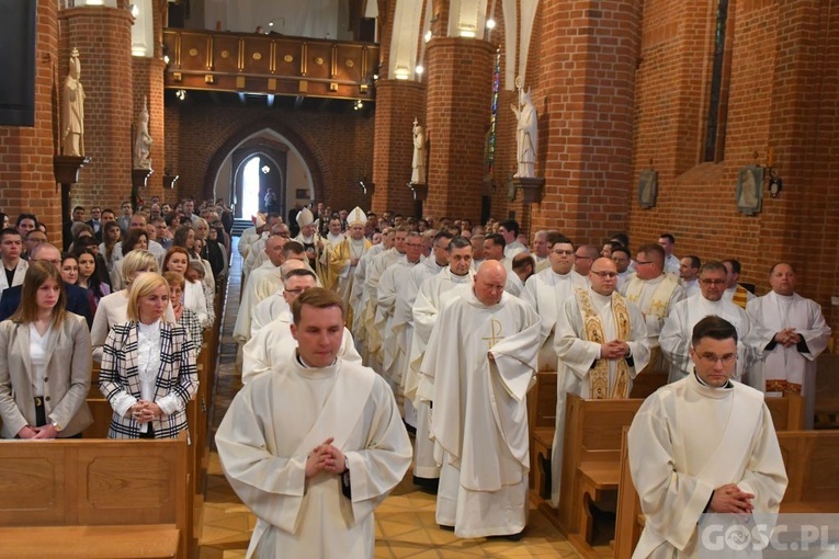 W katedrze trwają święcenia kapłańskie