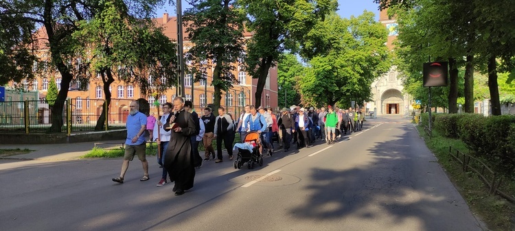 Piekary Śląskie. Tysiące pątników na męskiej pielgrzymce