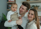 Janek i Weronika ze swoim synkiem Rysiem.