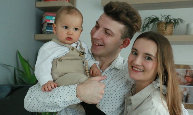 Janek i Weronika ze swoim synkiem Rysiem.