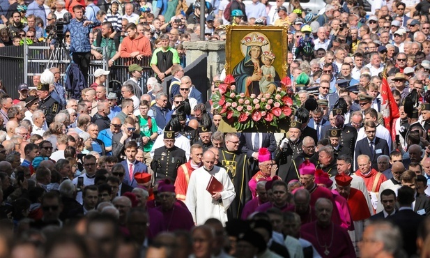 Piekary Śląskie. 80 tysięcy pątników uczestniczyło w niedzielnej pielgrzymce - podsumowała policja