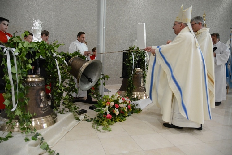 Poświęcenie dzwonów w parafii św. Karola Boromeusza w Opolu