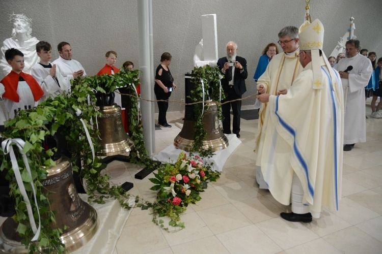 Poświęcenie dzwonów w parafii św. Karola Boromeusza w Opolu