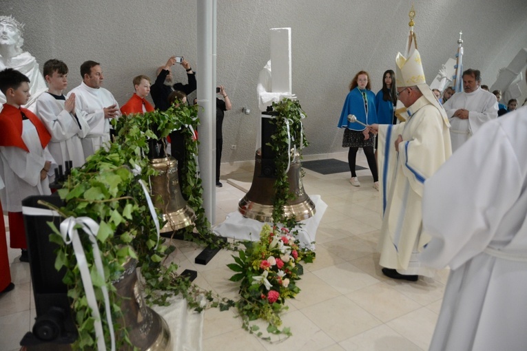 Poświęcenie dzwonów w parafii św. Karola Boromeusza w Opolu