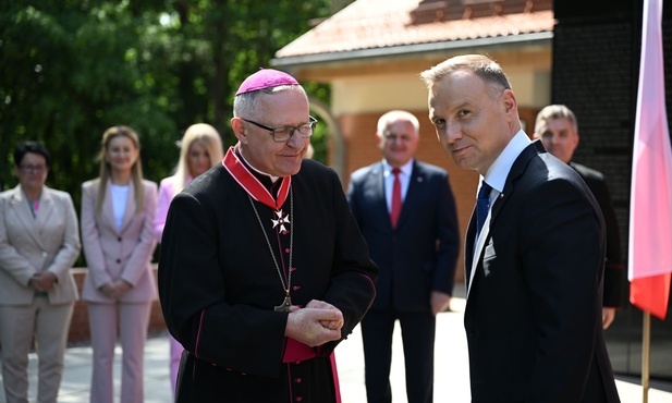 Biskup Edward Dajczak otrzymał odznaczenie od prezydenta Andrzeja Dudy