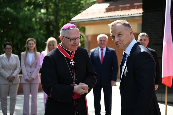 Biskup Edward Dajczak otrzymał odznaczenie od prezydenta Andrzeja Dudy