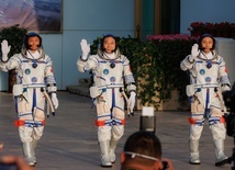 Chiny wysłały na swoją stację kosmiczną trzech astronautów, w tym pierwszego cywila