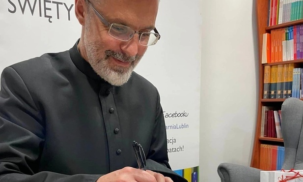 Ks. Arkadiusz Paśnik jest proboszczem, pisarzem i terapeutą.