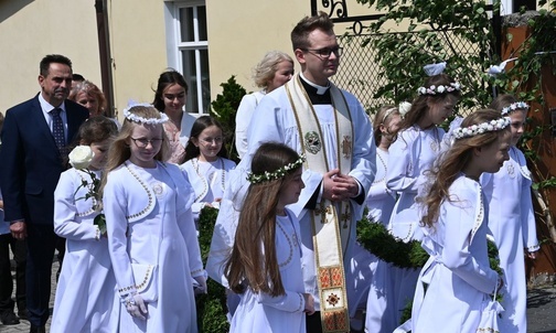 Dzieci pierwszokomunijne przyprowadziły ks. Michała do zebrzydowickiego kościoła.