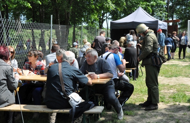 Militarny piknik we Włodzieninie