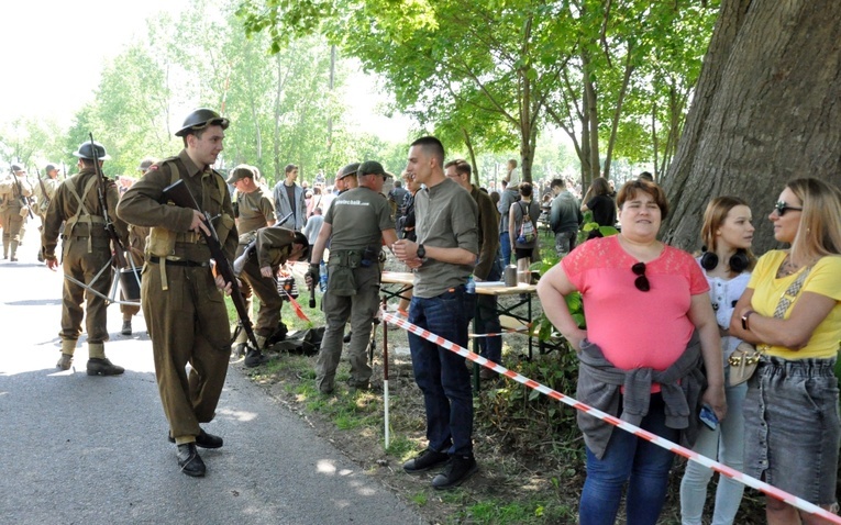 Militarny piknik we Włodzieninie