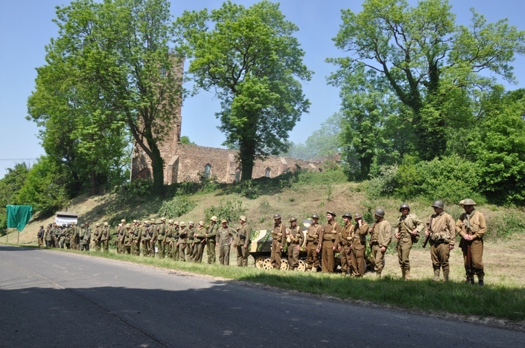 Militarny piknik we Włodzieninie